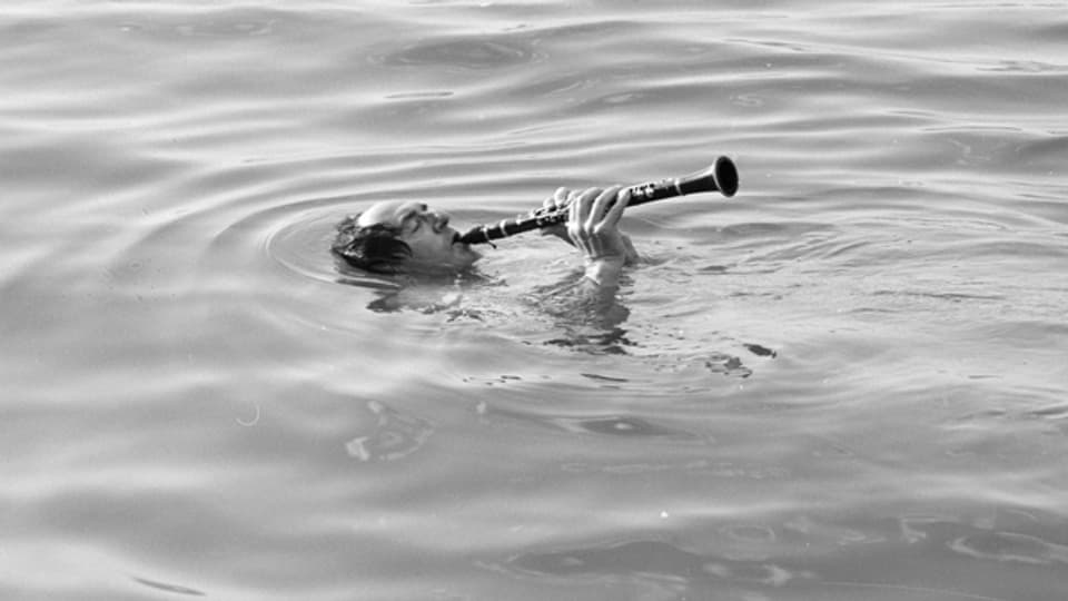 Zwei mal die Woche schwamm der Komponist und Klarinettist Edi Bär jeweils mit seiner Klarinette von Männedorf über den Zürichsee zur Halbinsel Au.