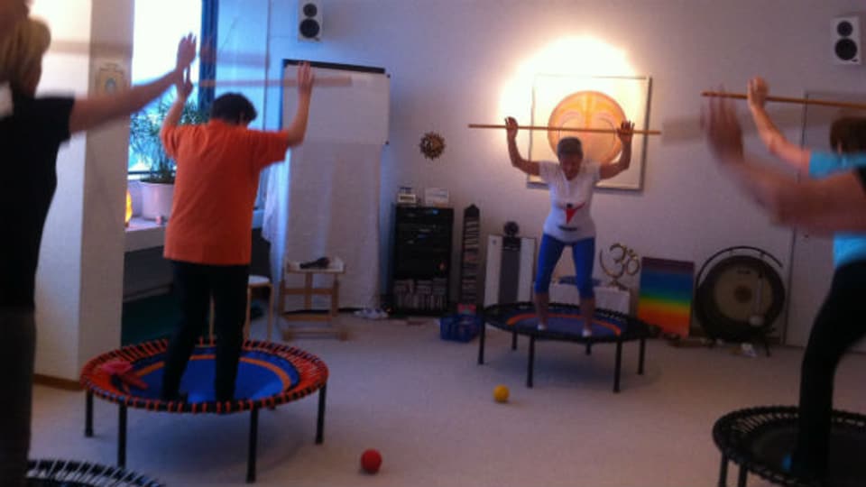 Die Bewegungstherapeutin Ingrid Luginbühl instruiert ihre Kursteilnehmerinnen auf dem Rebounder. Diese Lektion richtet sich v.a. an ältere Menschen, die gelenkig bleiben möchten.