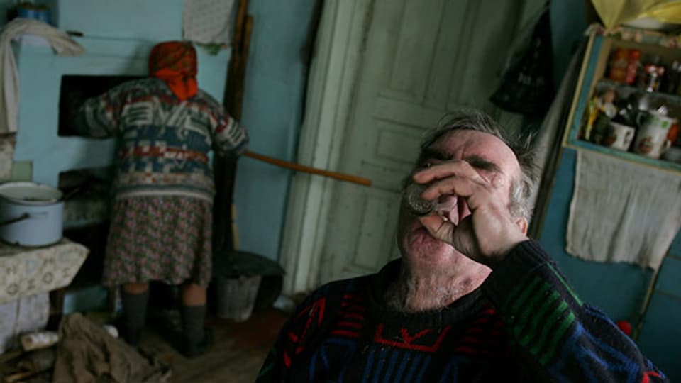 Mikhail Urupa lebt mit seiner Frau wieder in seinem Haus in der kontaminierten Zone.