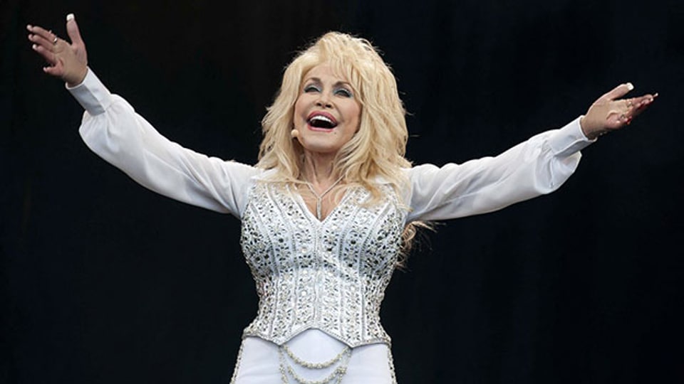 Dolly Parton bei ihrem Auftritt am Glastonbury Festival of Contemporary Performing Arts 2014.