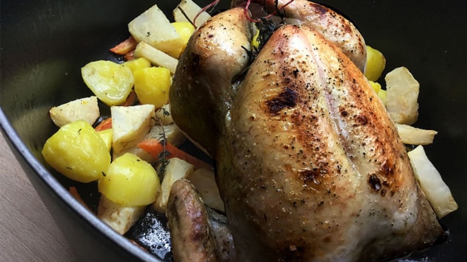 Poulet auf Gemüse: Im Ofen bei niederer Temperatur gelingt dieses Gericht wunderbar.