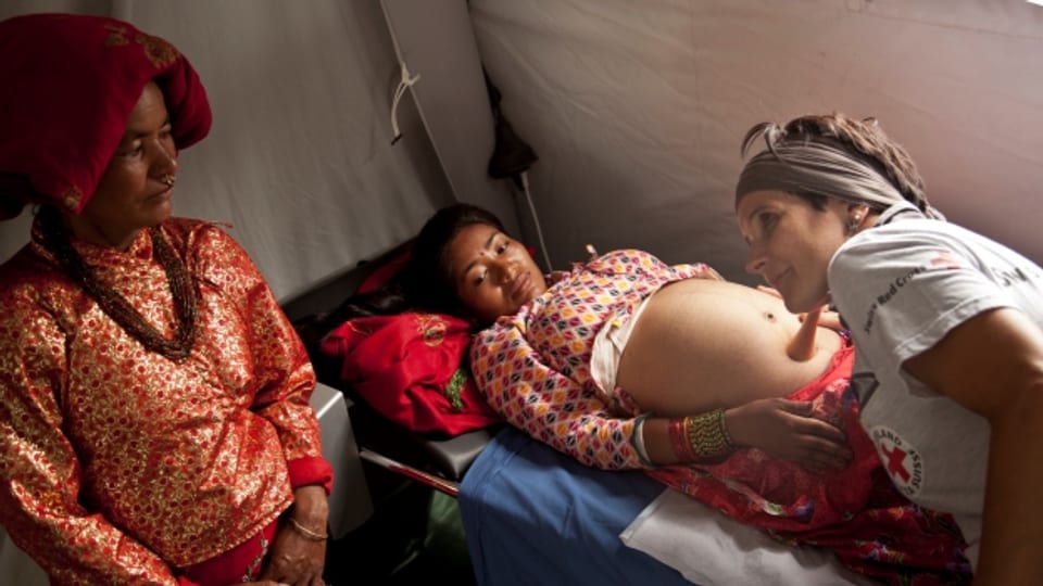 Die Walliser Hebamme Augusta Theler untersucht in Nepal eine schwangere Frau.
