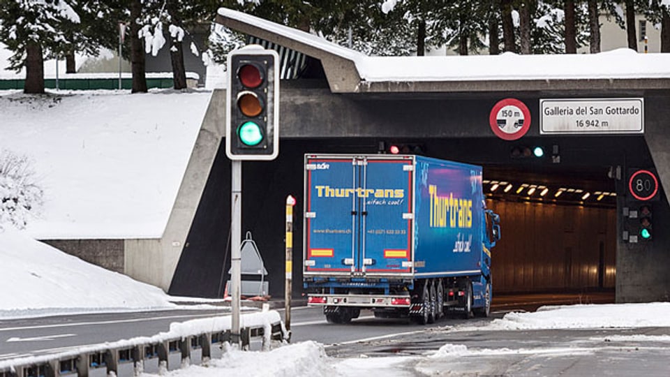 Unterwegs Richtung Norden: Ein Lastwagen fährt im Januar 2016 in Airolo (TI) in den Gotthardtunnel.