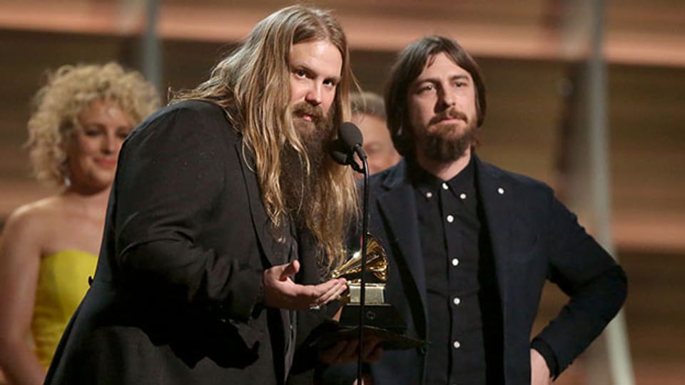 V.l.n.r. Chris Stapleton und Dave Cobb nehmen Grammy Award für das beste Country-Album «Traveller» entgegen.