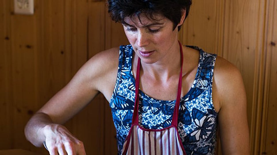 Älplerin Margrit Abderhalden gibt Einblick in ihre Küche.