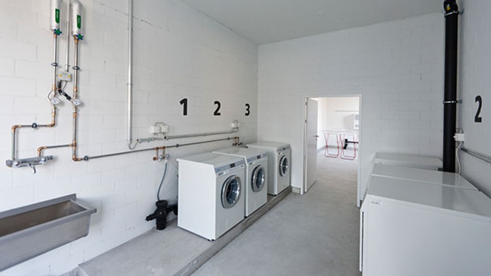 Geräumige Waschküche in der Überbauung «Les Hiboux» in Zürich.