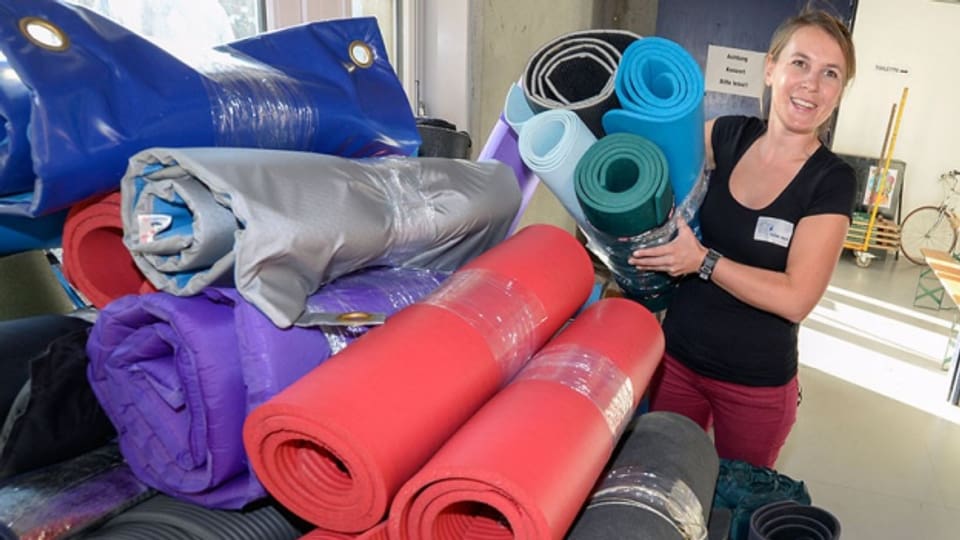 Anne, freiwillige Mitarbeiterin der privaten Hilfsaktion für Flüchtlinge «Tsueri hilft» mit Schlafsäcken und Schutzmatten.