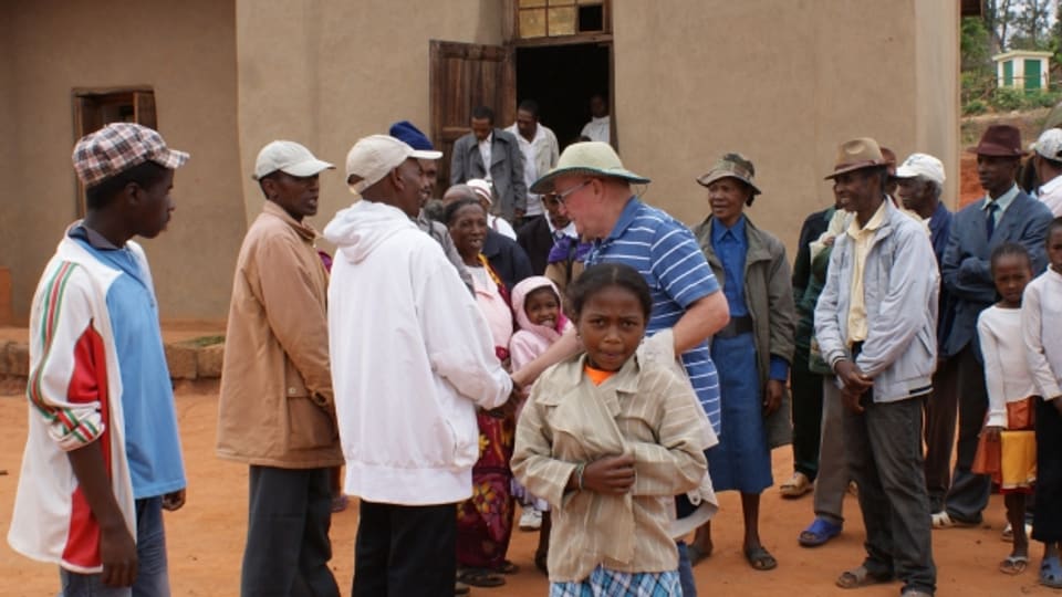Roman Zwick ist bei einer Reise durch Madagaskar ein gern gesehener Gast in der Buschkirche.