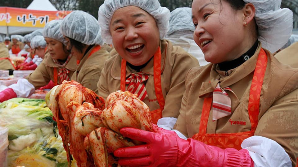 Frauen bereiten in der südkoreanischen Hauptstadt Seoul Kimchi für Bedürftige zu (aufgenommen im November 2008).