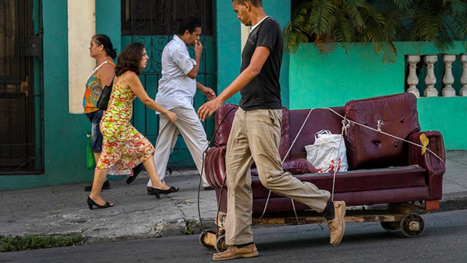 Ein Zügelunternehmen entlastet, wenn man – im Gegensatz zu diesem Mann in Havanna, Kuba – mehr als ein Sofa zügeln muss.