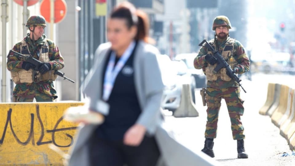 Nach den Anschlägen wurden in Brüssels Strassen die Sicherheitsmassnahmen massiv verschärft.