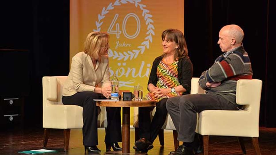«Persönlich»-Gastgeberin Sonja Hasler (links) im Gespräch mit Clownerin Gardi Hutter und Bundesrat Ueli Maurer.