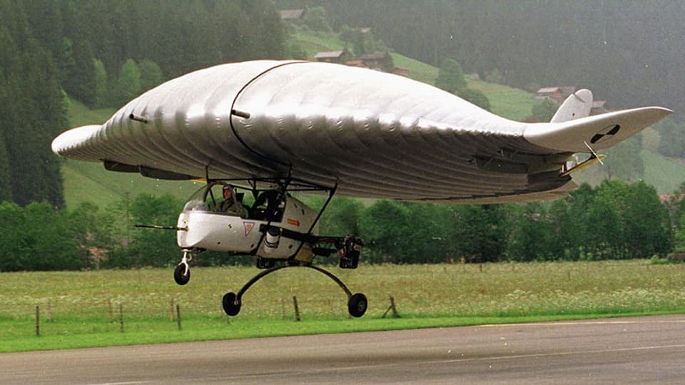 Der Schweizer Erfinder Andreas Reinhard startet am Mittwoch den 27. Mai 1998 auf dem Flugplatz von St. Stephan im Simmental, Berner Oberland mit seinen fliegenden Rochen «Stingray».