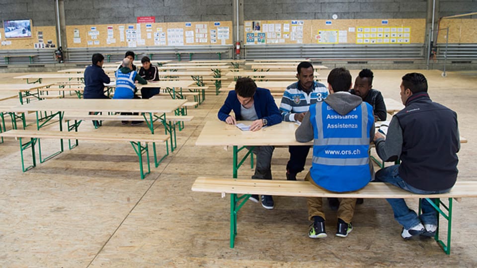 Asylsuchende im Aufenthaltsraum des Bundesasylzentrums Thun am 22. März 2016.