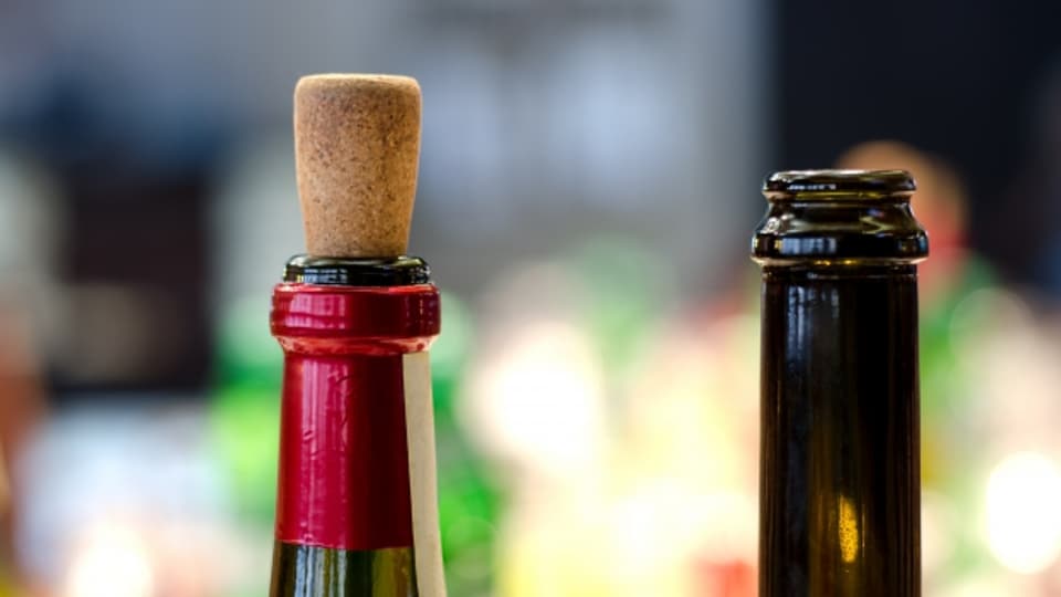 Auch ohne Korkenzieher kann eine Weinflasche geöffnet werden.