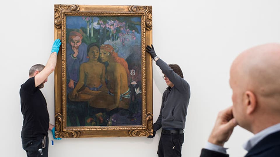 Mitarbeiter der Fondation Beyeler bei der Hängung des Bildes «Contes barbares» von Paul Gauguin.