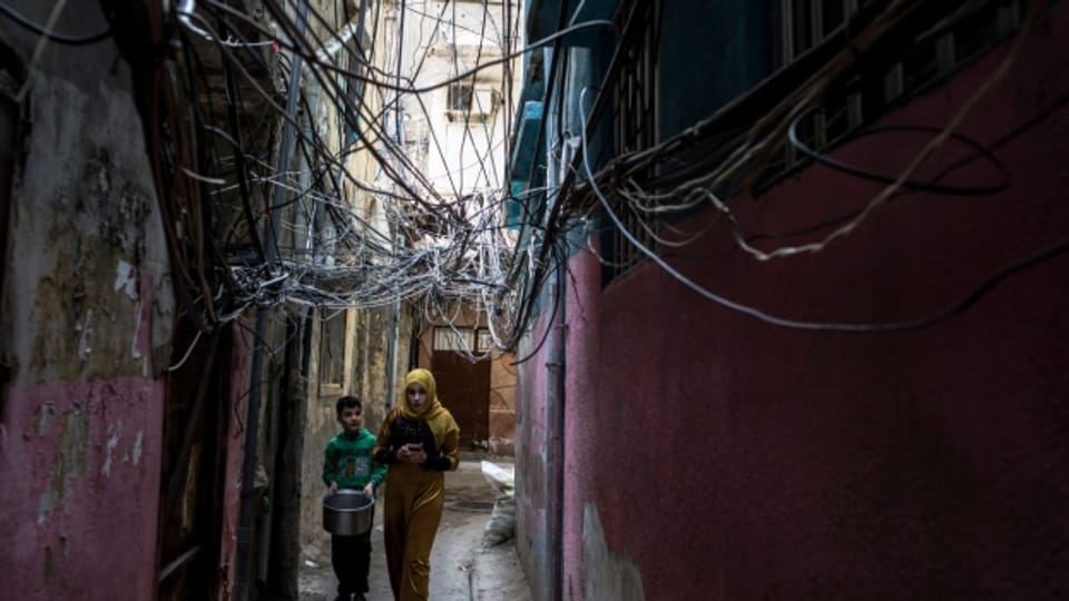 Zwei syrische Flüchtlinge in ihrem provisorischen Wohnquartier im Libanon