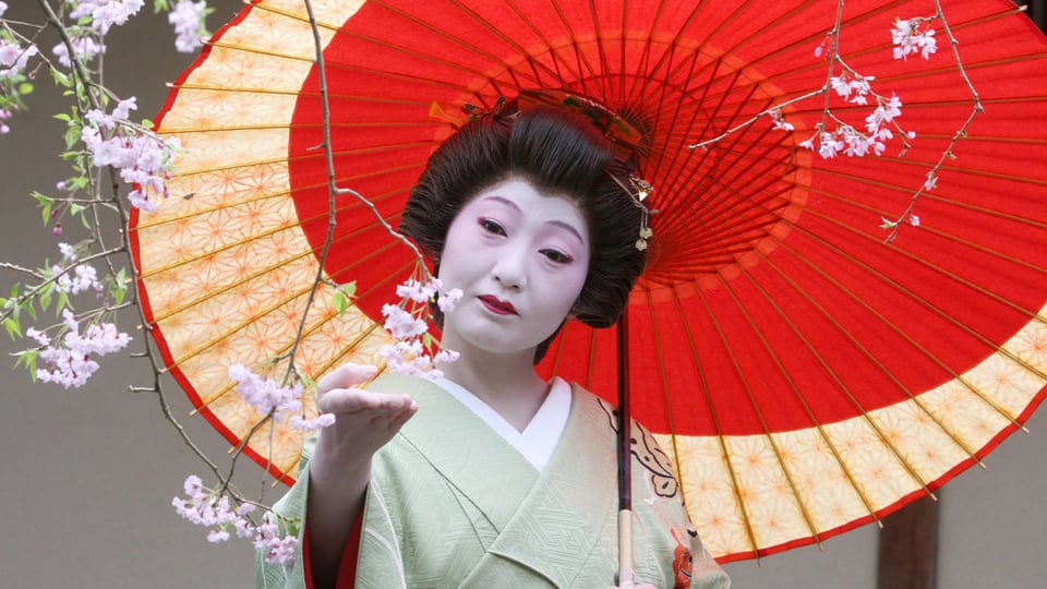 Japanische Geisha mit Kirschblüte (Bild: Keystone)