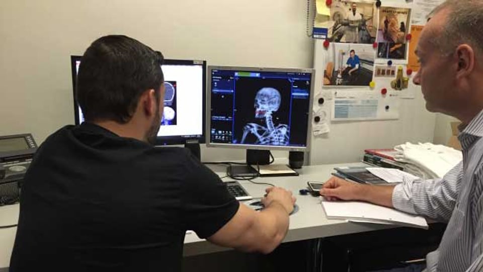Michael Thali (der rechts im Bild), Direktor Institut für Rechtsmedizin der Universität Zürich, sieht sich CT-Daten des Projektils im Kopf eines Mordopfers an.