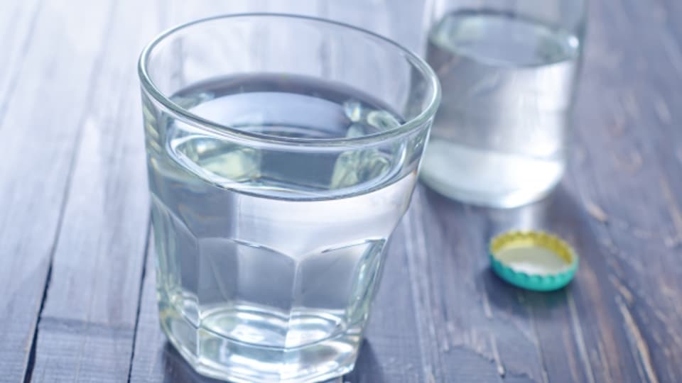 Regelmässig über den Tag verteilt Wasser trinken hält Körper und Geist fit.