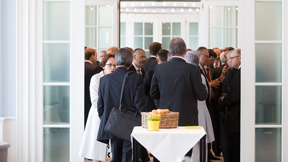 Gäste geniessen am 5. Juni 2015 in Bern einen Apéro zur 100-Jahre-Feier der Eidgenössischen Steuerverwaltung.