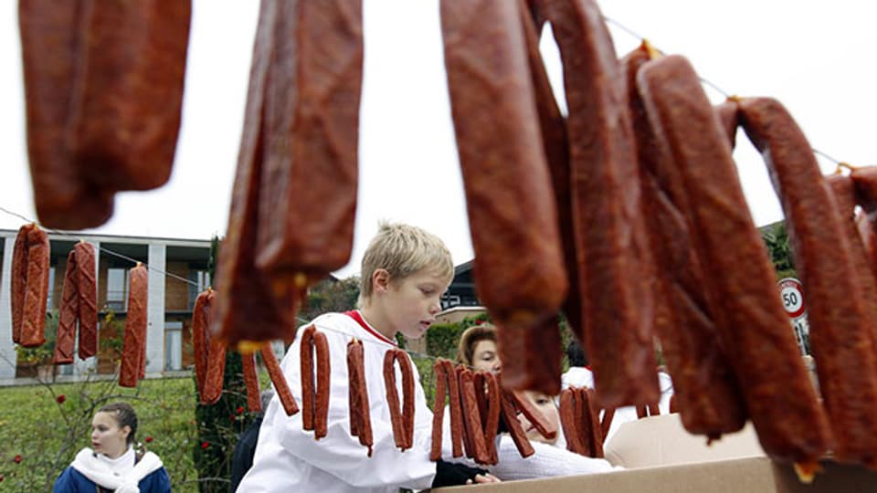 Landjäger werden 2011 vor dem Festumzug der traditionellen Sennenchilbi in Weggis aufgehängt.