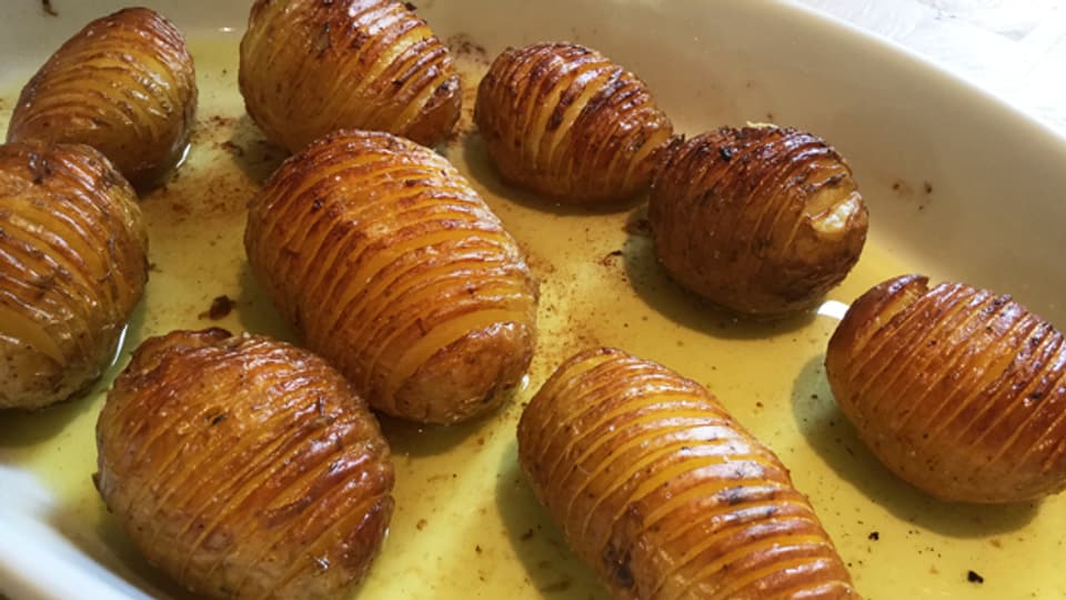 Knusprig, goldbraun und dekorativ sind die Schweden-Kartoffeln, wenn sie aus dem Ofen kommen.