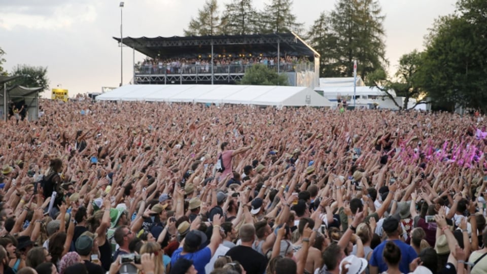 Fanen für Patent Ochsner am Gurtenfestival 2015 in Bern.