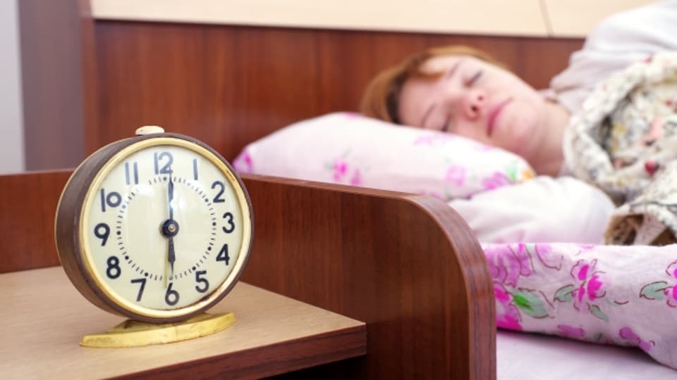 Der eigene Wecker und das Kissen von zu Hause vermitteln im Hotelzimmer Geborgenheit: Das Hirn schaltet ab und der Mensch kann schlafen.