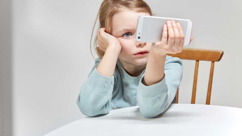 Lieber zuhause am Smartphone? Das Herumtollen der Kinder ist heute vielfach «bedroht».