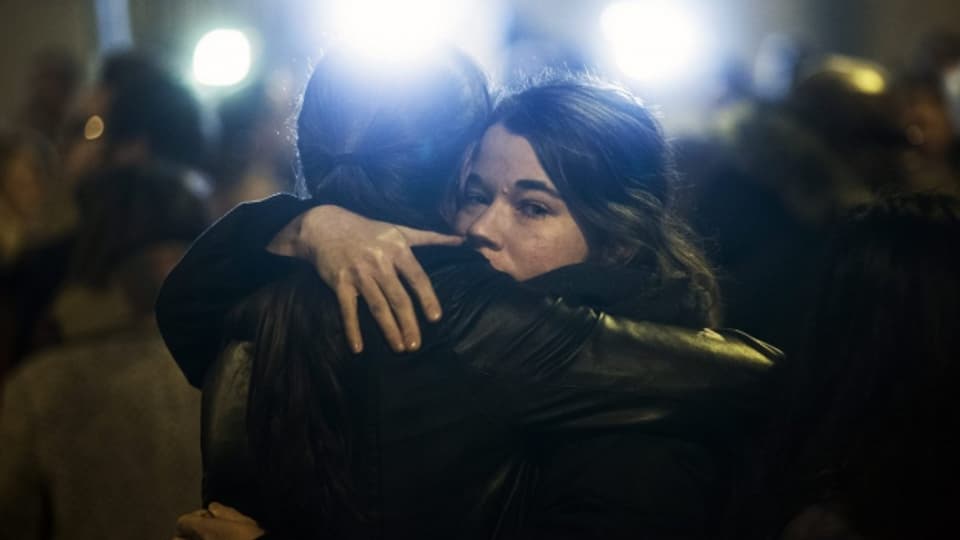 Dieser Frau steht der Schrecken nach den Anschlägen von Paris ins Gesicht geschrieben.