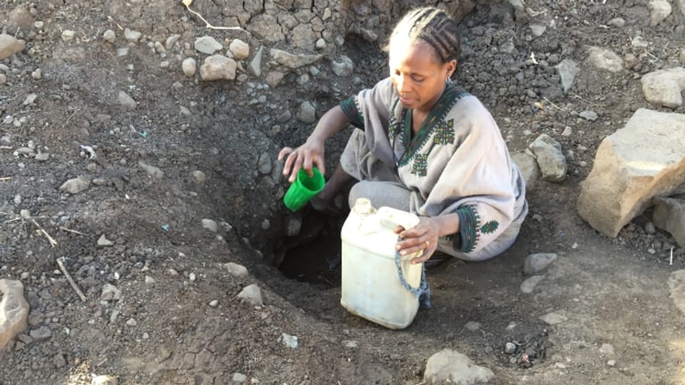 Eine Frau in Äthiopien sucht verzweifelt nach Wasser. Bilder wie diese berühren unseren Afrikakorrespondenten.
