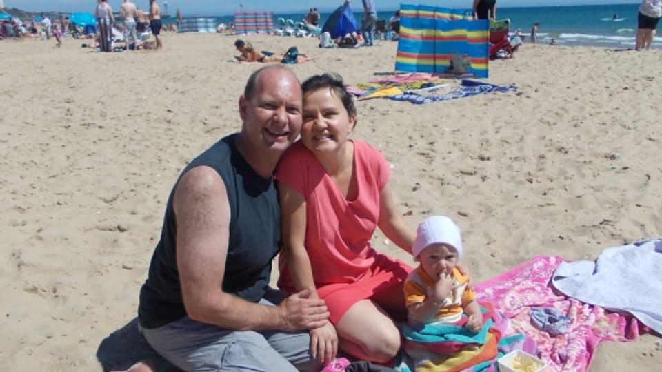 Eugen Stulz mit Frau Joanna und Sohnemann John am Strand von Bournemouth.
