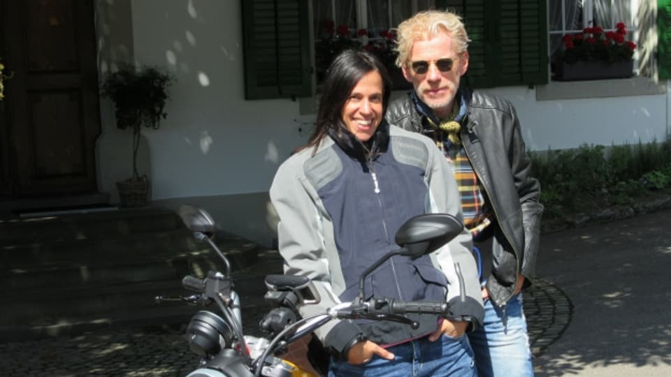 Literaturredaktorin Annette König mit Krimi-Autor Michael Theurillat auf Motorradtour vor dem Gasthof Krone in Sihlbrugg.