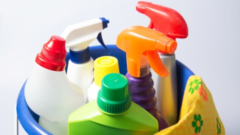 Reinigungsmittel mit Desinfektionsmittel nützen nur begrenzt. Oft genügt auch schon ein preisgünstiges Abwaschmittel oder Essigreiniger.