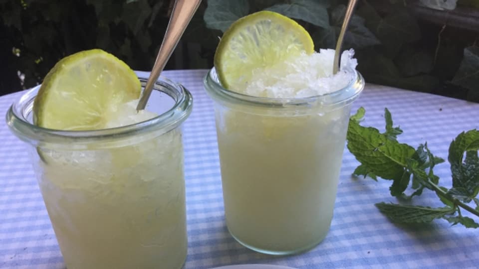 Erfrischend und sommerlich - Zitronen-Wodka-Granita.