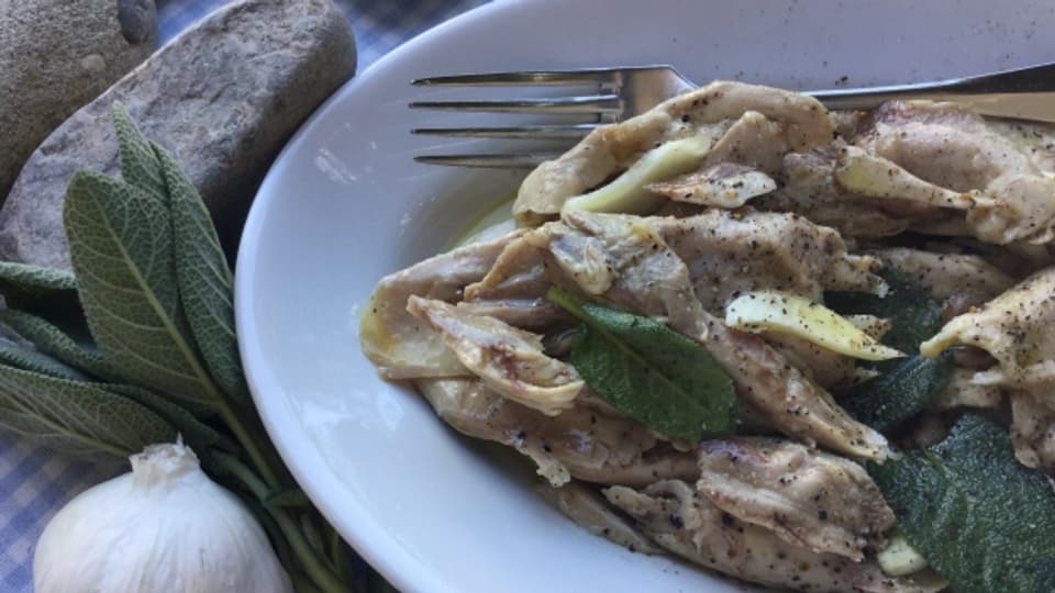 Lässt sich perfekt im Voraus vorbereiten - gezupftes Huhn mit viel Knoblauch und Salbei.