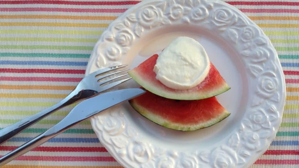 Der Geschmack der Wassermelone wird auf dem Grill noch intensiver – und auch eine Scheibe Mozzarella drauf passt.