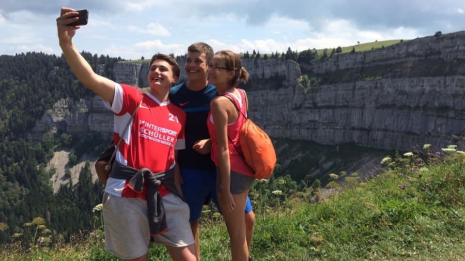 Selfie spektakulär: Junge Auslandschweizer auf dem Creux du Vans - einer von Dutzenden von Sehenswürdigkeiten, die sie mit 130 weiteren Jugendlichen in den letzten zwei Wochen besucht haben.