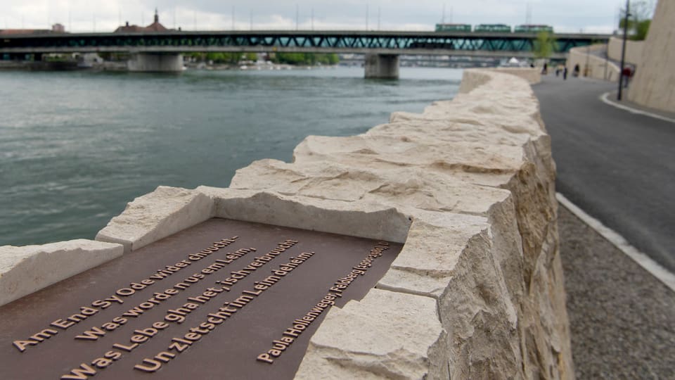 Insgesamt gibt es beidseits des Rheins 24 Stationen mit Texten von Dichtern aus dem Dreiland (Bild: Keystone)