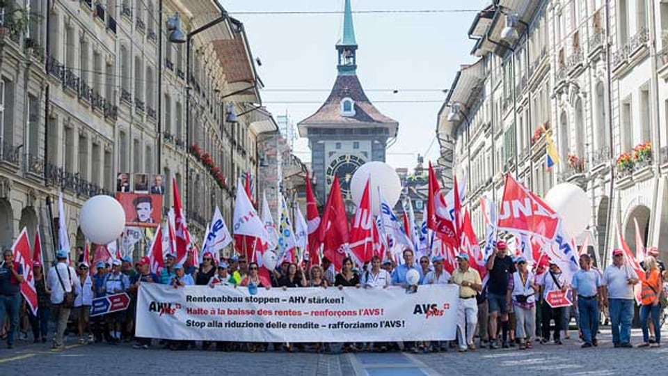 Zahlreiche Personen protestierten am 10. September 2016 in Bern für eine starke AHV.