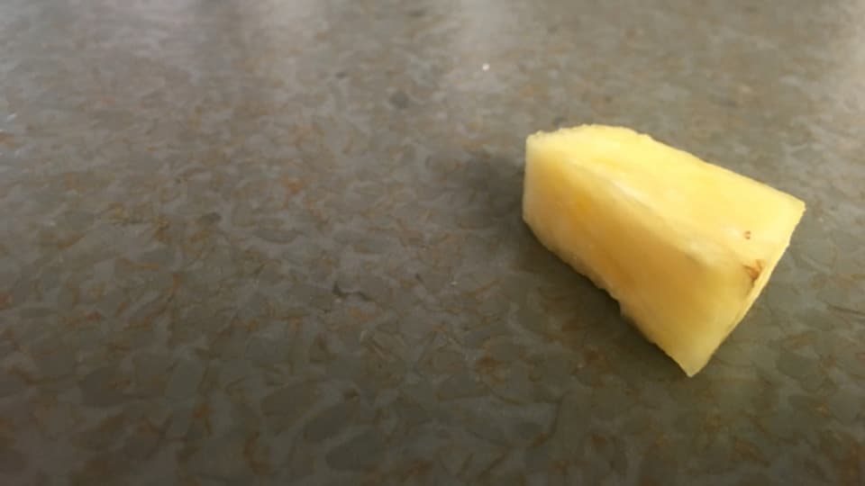 Essen oder nicht essen? Fällt ein Stück Ananas auf den Boden, nimmt es über die Feuchtigkeit schnell Keime auf.