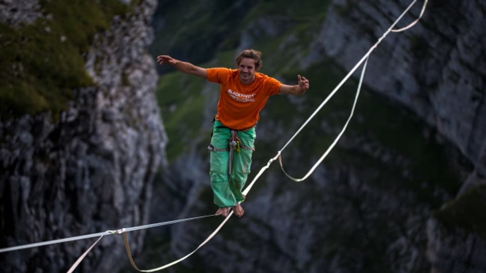 Sam Volery bezwingt eine 540 Meter lange Slackline zwischen den Churfirsten