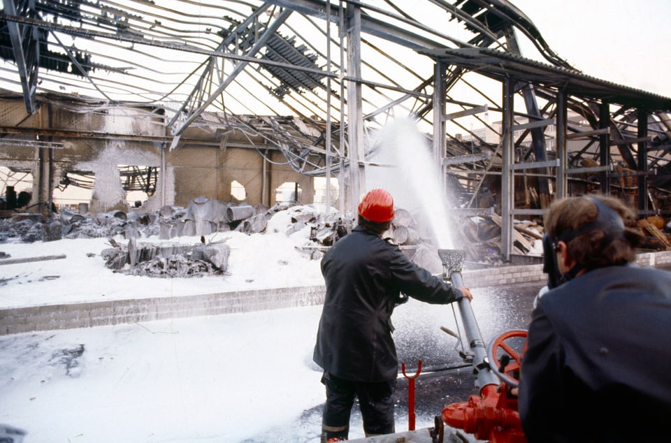 Feuerwehrleute am Brandplatz Schweizerhalle 1986