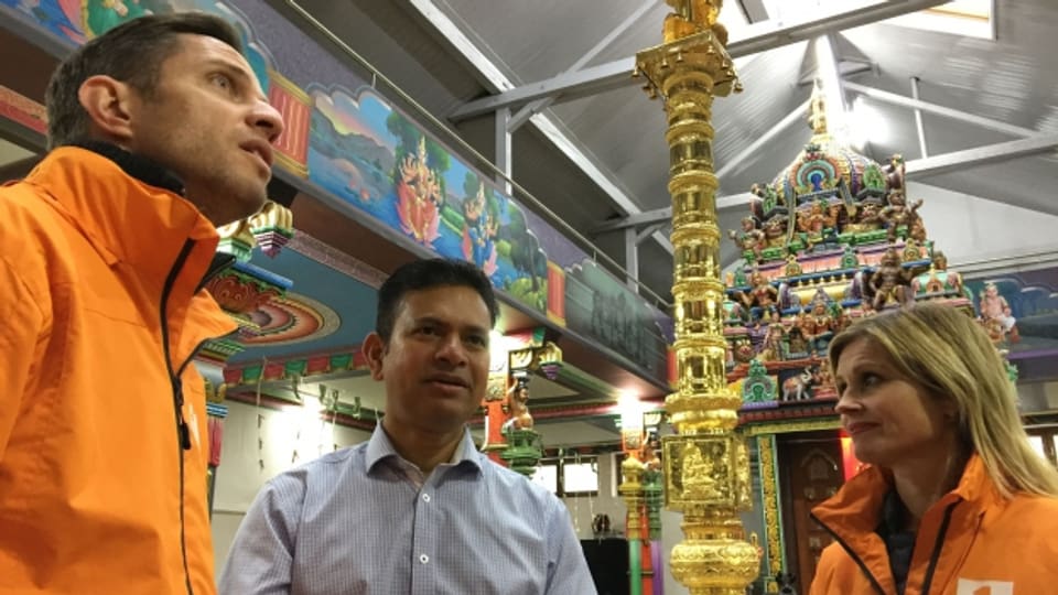 Helden des Alltags-Botschafter mit Viggy Kulasingam im Hindu-Tempel Basel.