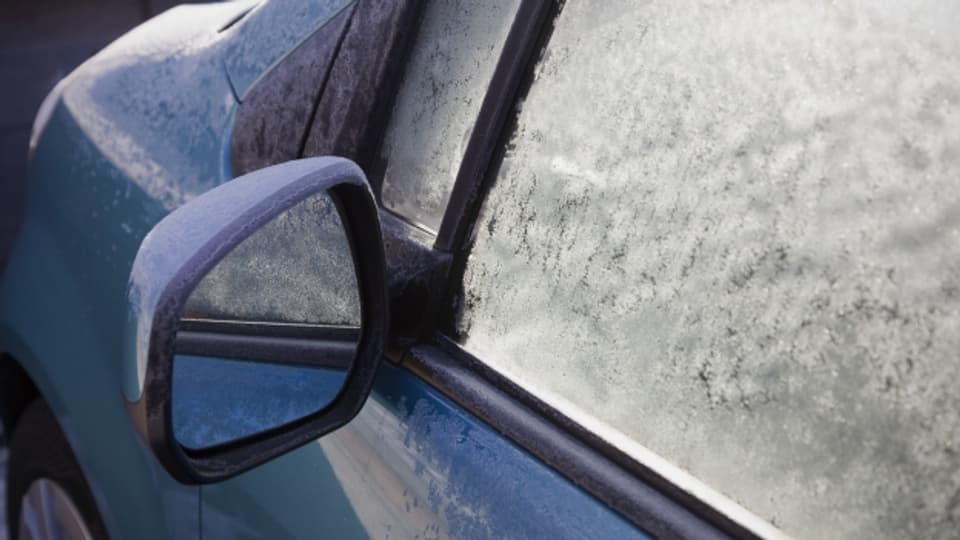 Autoscheibe von innen gefroren: Was tun?