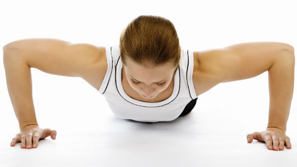 Ursache von Schulterschmerzen sind Sportverletzungen, Tätigkeiten mit Armbewegungen über Kopfhöhe, mangelnde Fitness oder altersbedingte Abnützung.