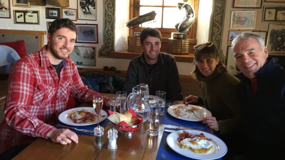 Schnuppert immer wieder Schweizer Bergluft: Familie Pichler im Starthaus der Bobbahn in St.Moritz: «Das Spiegelei mit Röschti war hervorragend!»