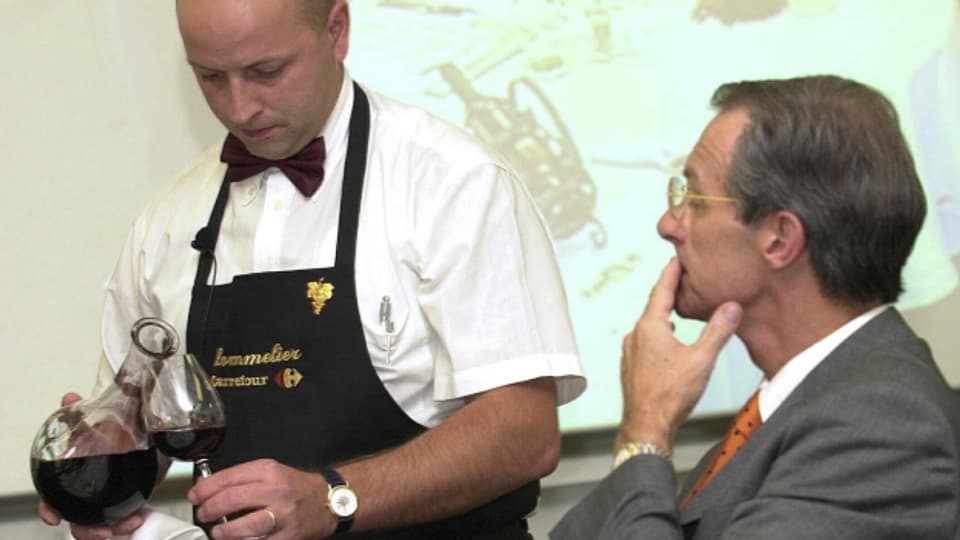 Wein-Degustation an der Deutschschweizer Sommelier-Meisterschaft in der Hotelfachschule Belvoirpark in Zuerich, am Montag, 29. Oktober 2001.