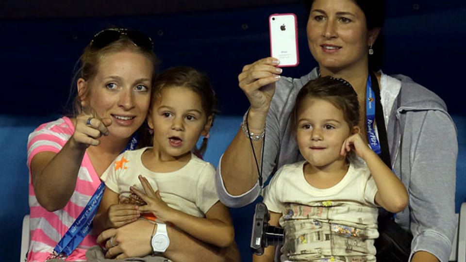 Die Federer-Zwillinge Myla Rose and Charlene Riva werden von Mami und Nanny betreut, wenn der Papa Tennis spielt.